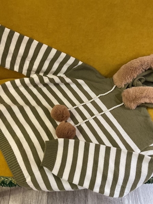 Jersey de punto con capucha de pelo - Imagen 1